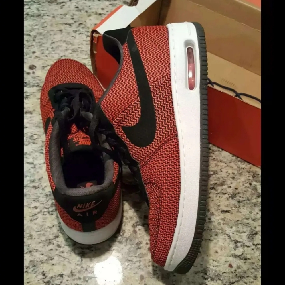 NIKE SIZE 12